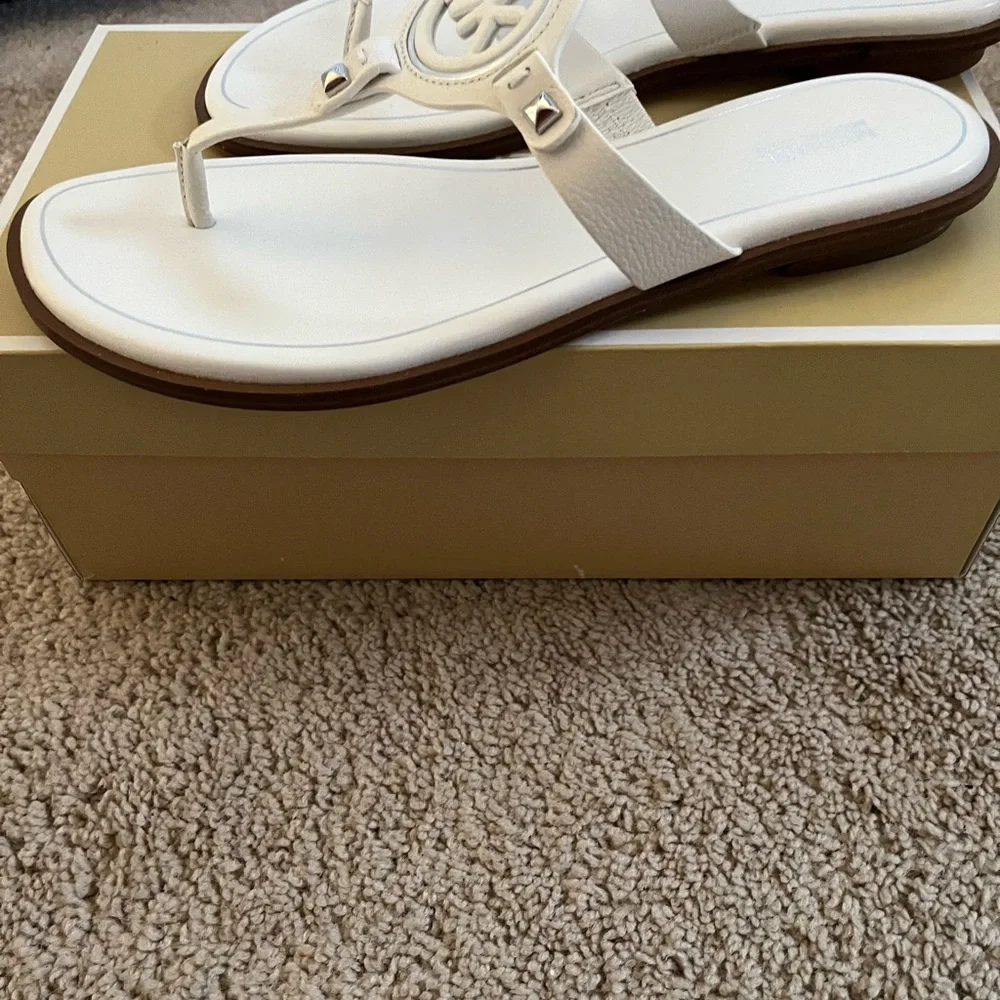 Michael Kors Aubrey Cut Out Thong Sandal size 10 - Picture 3 of 5